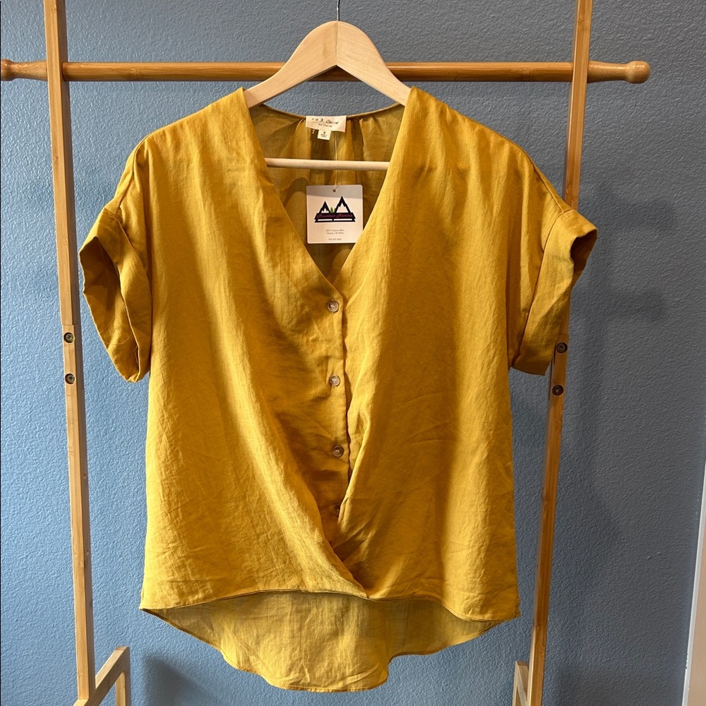 NWT 1.4.3. Story by Line Up Mustard Button-Front Blouse Size Small